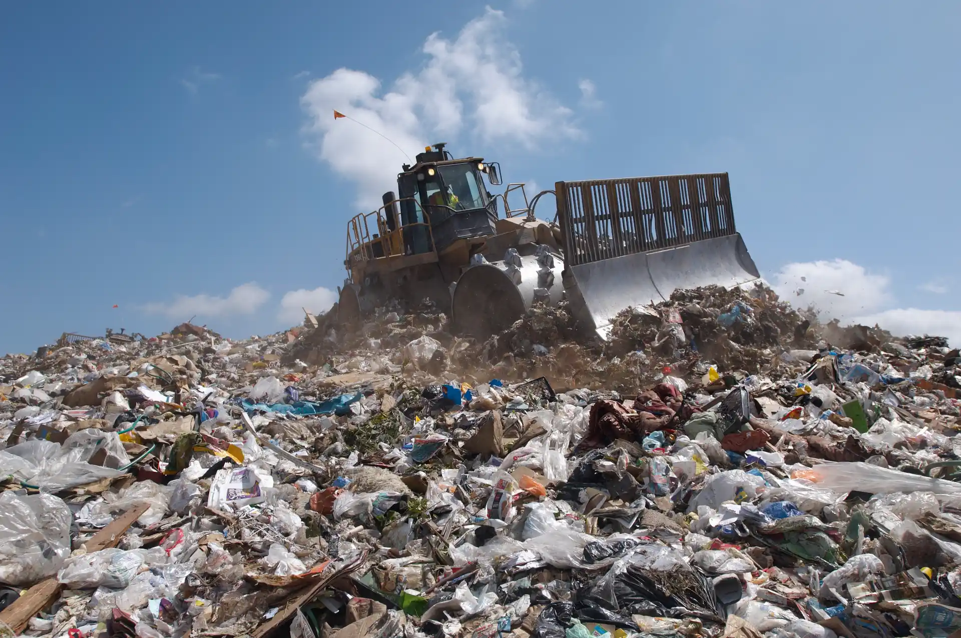 Dumping is. Промышленные отходы. Захоронение отходов на полигонах. Захоронение отходов в Африке. Дампинг отходов это.